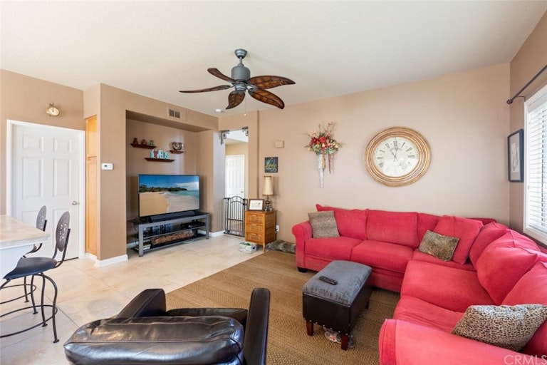Photo 12 of 38 - 1335 Longwood Pines Ln, Corona, CA 92881