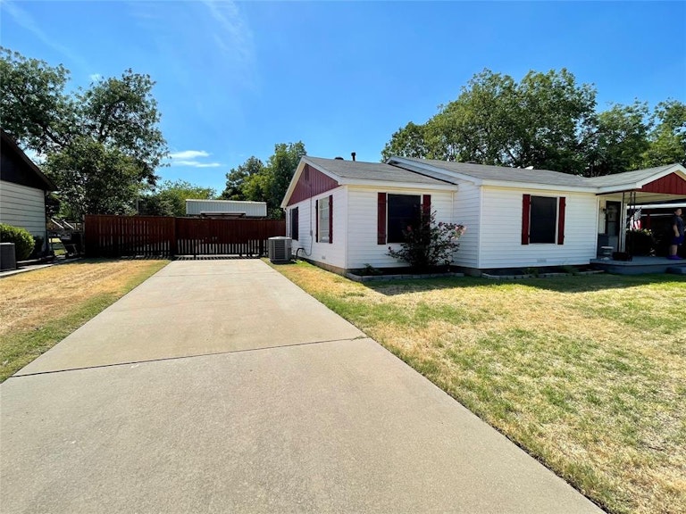 Photo 2 of 26 - 131 N Roe St, Fort Worth, TX 76108