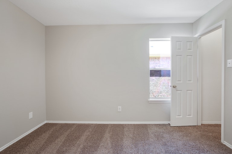 Photo 13 of 26 - 943 Quail Creek Dr, Grand Prairie, TX 75052