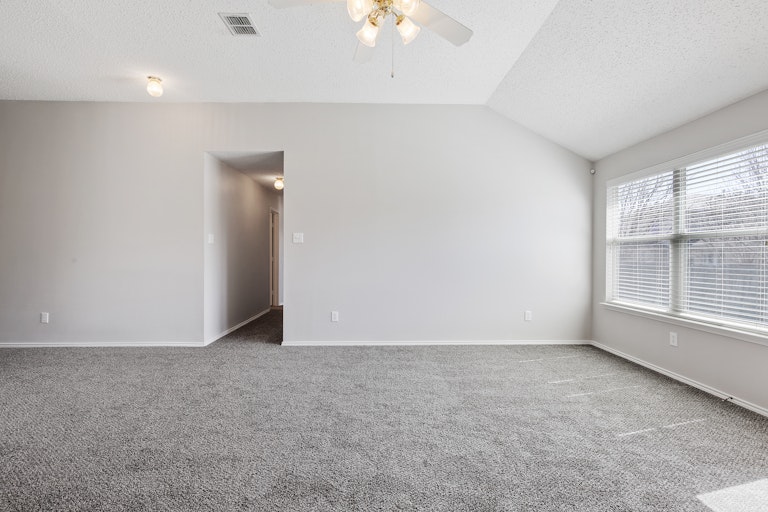 Photo 13 of 26 - 529 Rock Prairie Ln, Fort Worth, TX 76140