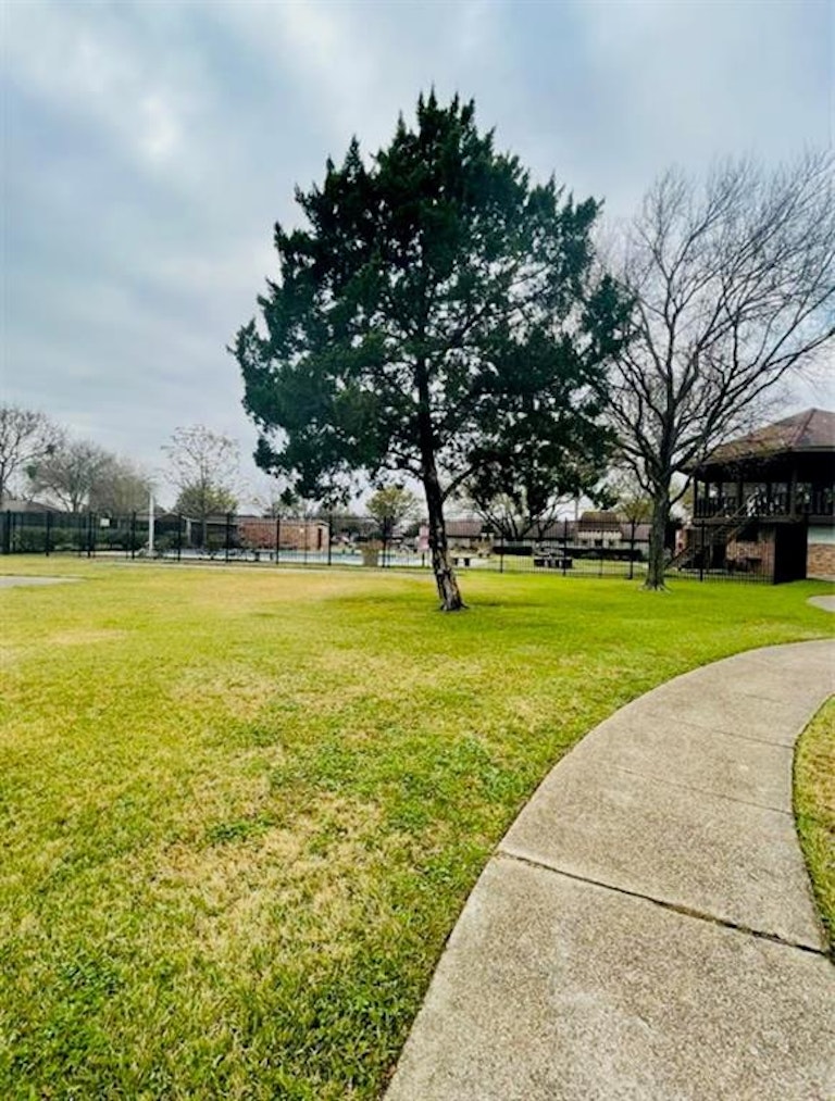 Photo 2 of 11 - 12133 Sharpview Dr, Houston, TX 77072