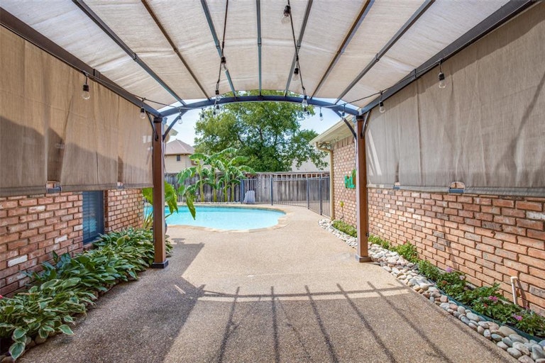 Photo 6 of 27 - 3825 Edgewater Dr, Bedford, TX 76021