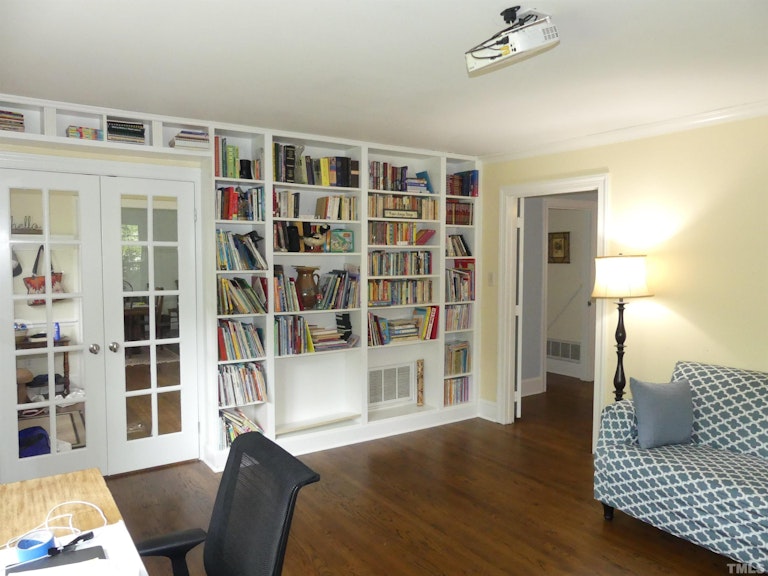 Photo 19 of 45 - 6901 Woodmere Dr, Raleigh, NC 27612