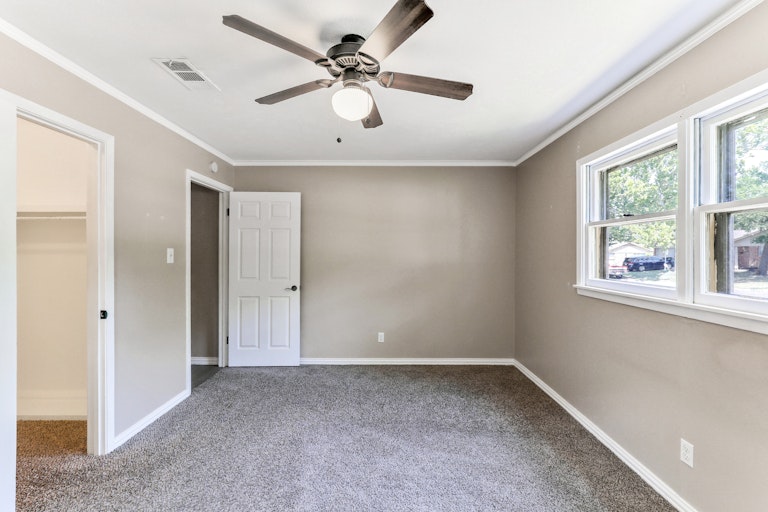 Photo 15 of 25 - 7008 Shauna Dr, North Richland Hills, TX 76180