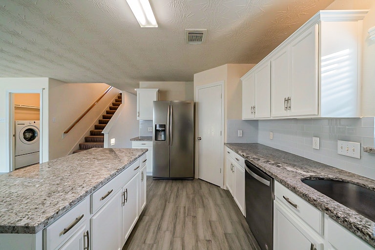 Photo 9 of 36 - 2011 Dalton Trace Ct, Spring, TX 77373