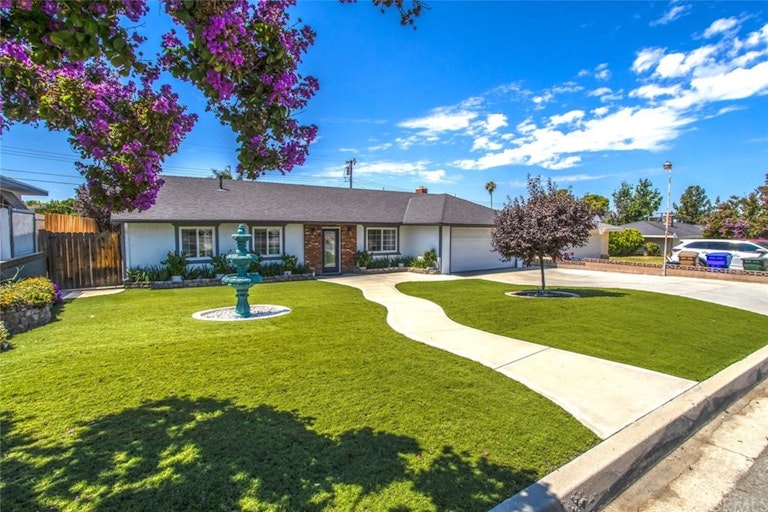 Photo 4 of 35 - 35565 Mountain View St, Yucaipa, CA 92399