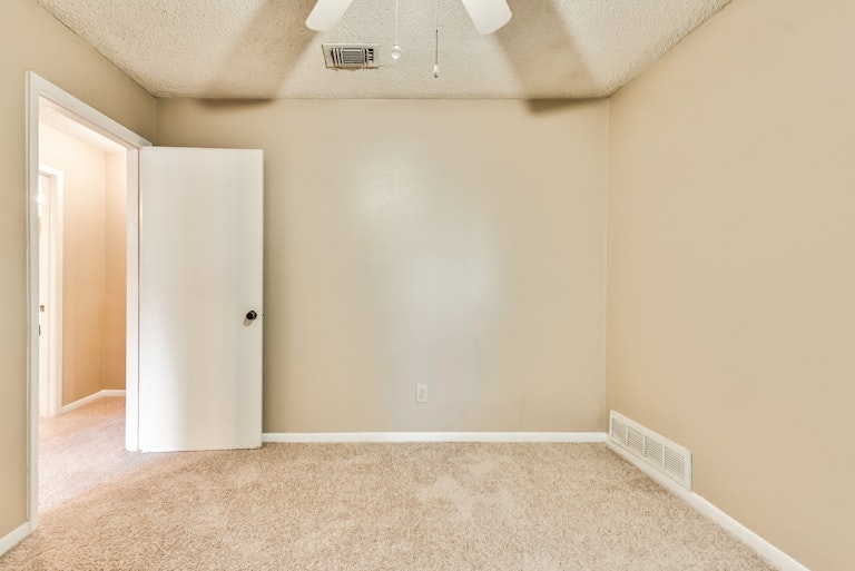 Photo 14 of 29 - 509 Kingfisher Ct, Denton, TX 76209