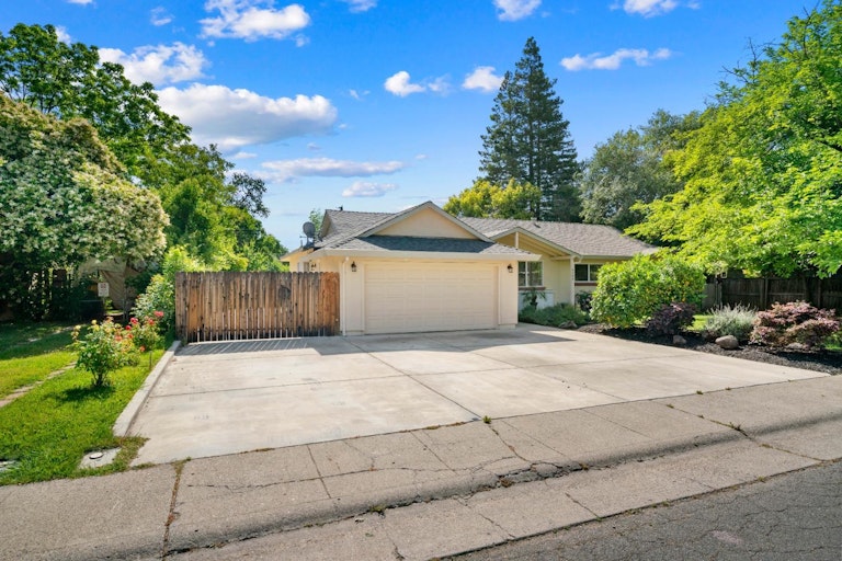 Photo 2 of 42 - 5742 Fairvale Way, Orangevale, CA 95662