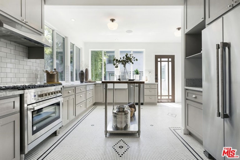Photo 18 of 49 - 641 N Mariposa Ave, Los Angeles, CA 90004