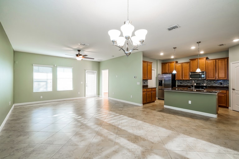 Photo 6 of 42 - 19303 Prairie Tree Pl, Tampa, FL 33647