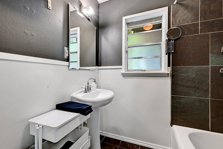 Photo 19 of 28 - 1207 Alta Vista Ave, Austin, TX 78704