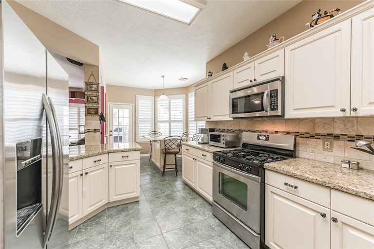 Photo 11 of 26 - 9811 Therrell Dr, Houston, TX 77064