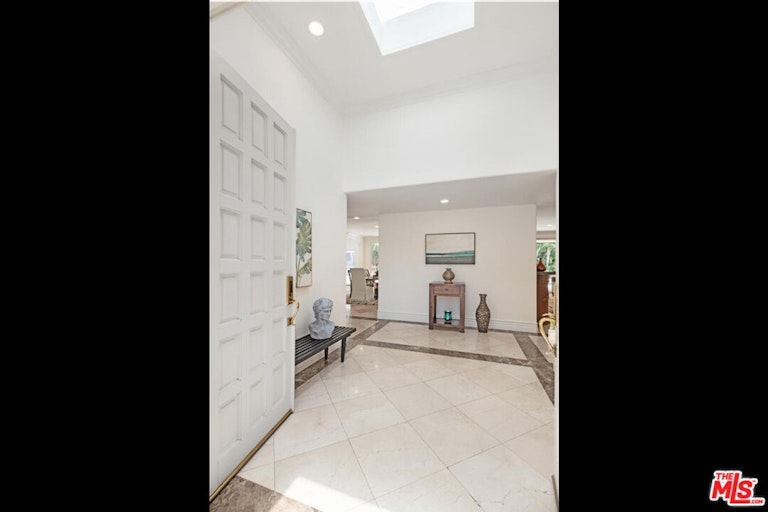Photo 4 of 43 - 18060 Lake Encino Dr, Encino, CA 91316