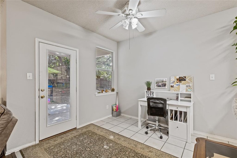 Photo 9 of 32 - 1105 Indian Trail Ct, Roanoke, TX 76262