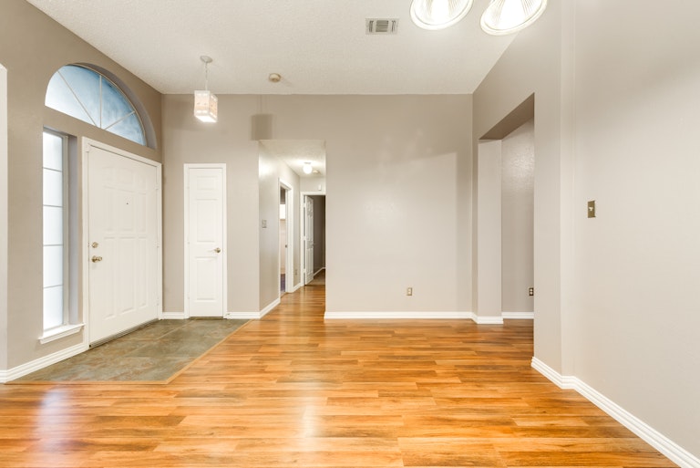 Photo 9 of 30 - 2516 Helen Ln, Mesquite, TX 75181