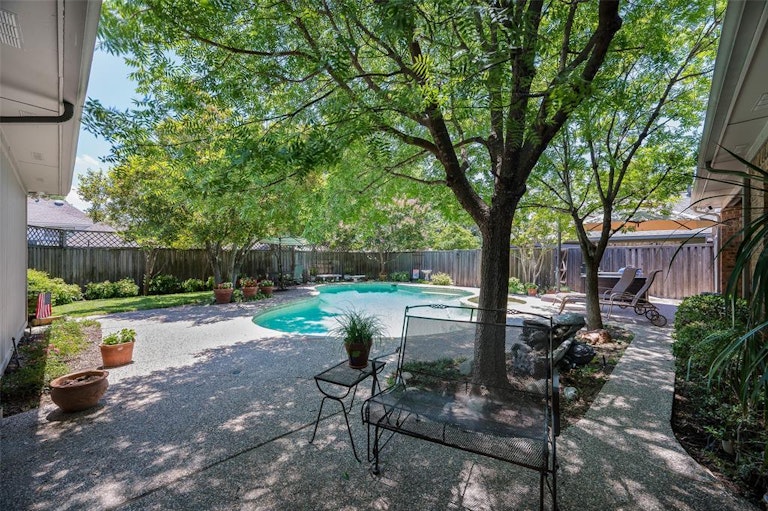 Photo 34 of 40 - 7336 Williamswood Dr, Dallas, TX 75252