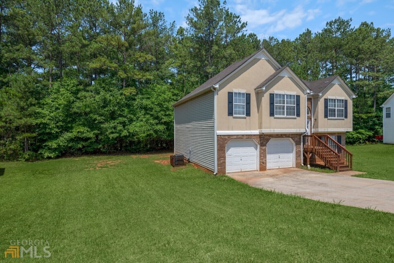 Photo 3 of 34 - 5479 Sweetsprings Dr SW, Powder Springs, GA 30127