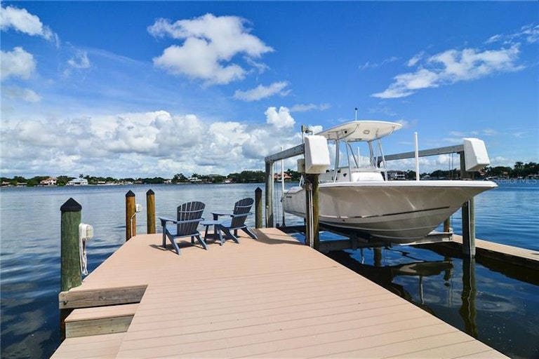 Photo 22 of 25 - 329 Bayview Dr NE, Saint Petersburg, FL 33704