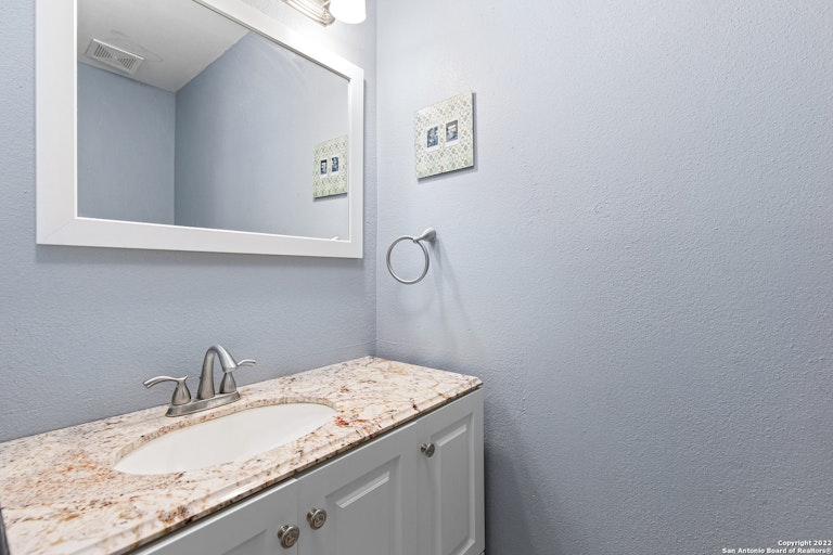 Photo 10 of 24 - 5959 Woodridge Cv, San Antonio, TX 78249