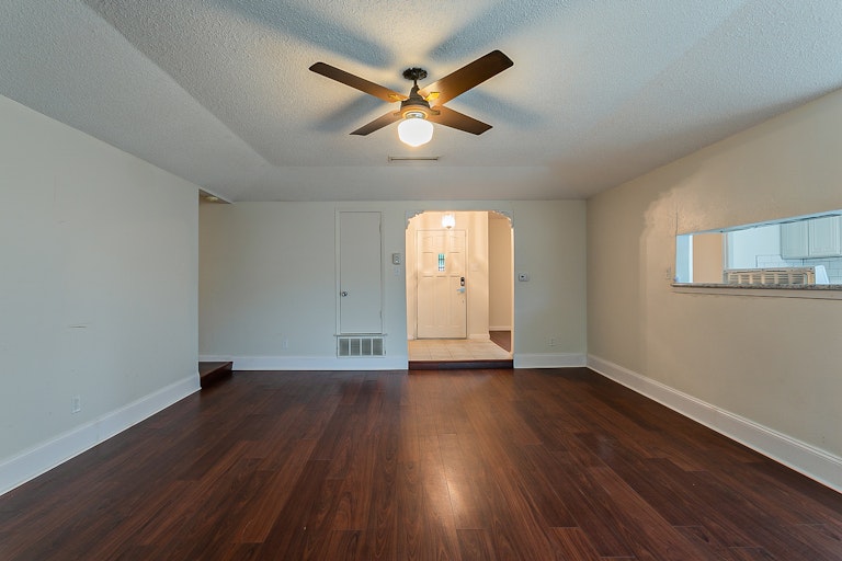 Photo 11 of 23 - 607 Dogwood Cir, Euless, TX 76039