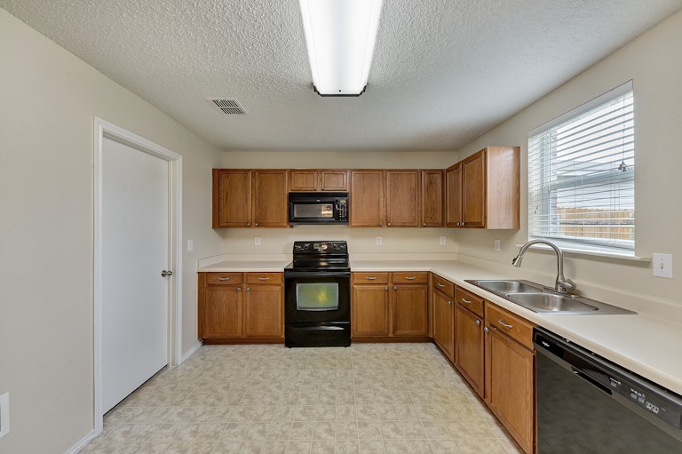 Photo 2 of 26 - 740 Tuscany Trl, Fort Worth, TX 76179