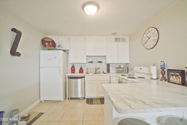 Photo 11 of 38 - 3556 W Meadowbrook Ave, Phoenix, AZ 85019