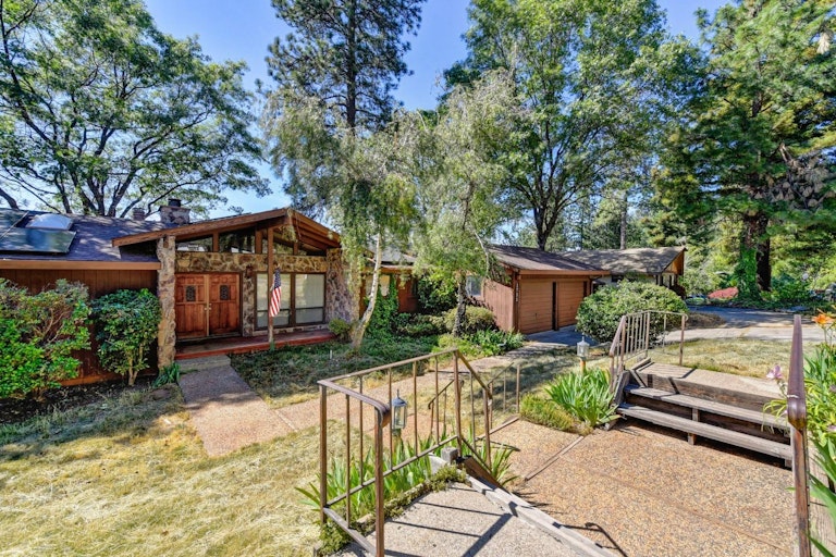 Photo 2 of 33 - 1733 Country Club Dr, Placerville, CA 95667