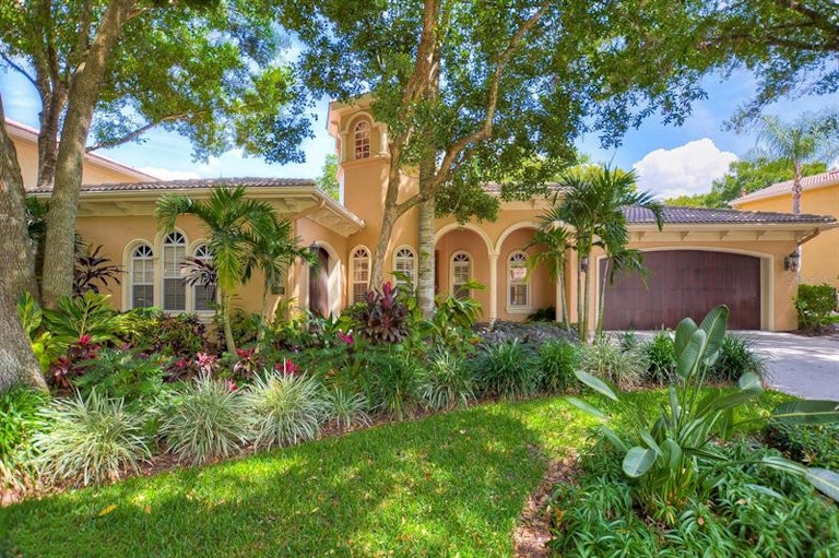 Photo 3 of 48 - 1909 Floresta View Dr, Tampa, FL 33618