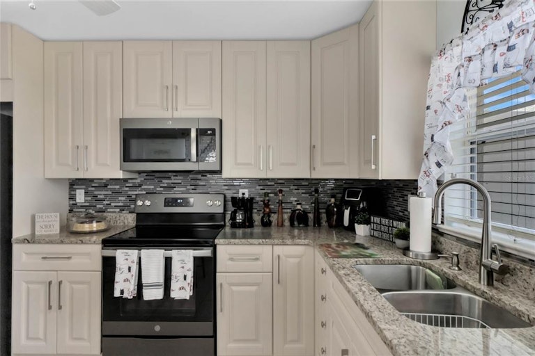 Photo 15 of 42 - 3420 Grenville Dr, Winter Haven, FL 33884
