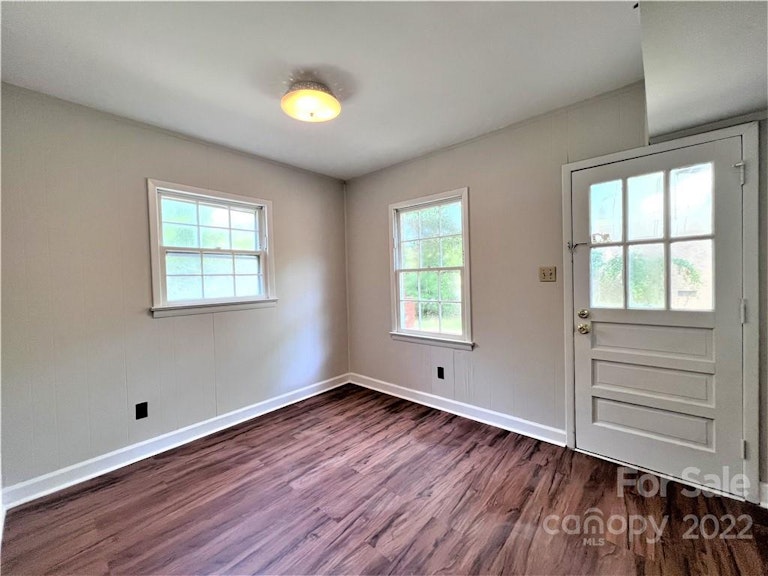 Photo 4 of 33 - 7427 Meadowdale Ln, Charlotte, NC 28212
