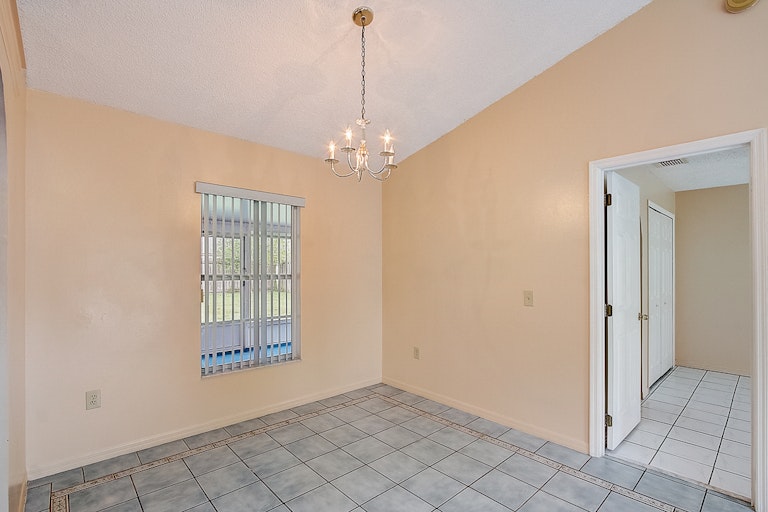 Photo 6 of 33 - 212 Ashford Pl, Kissimmee, FL 34758