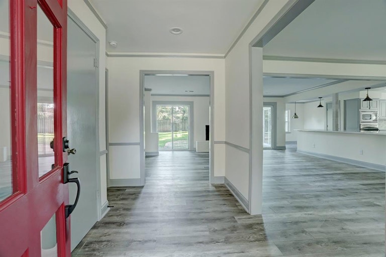 Photo 3 of 27 - 7919 Fairdale Ln, Houston, TX 77063