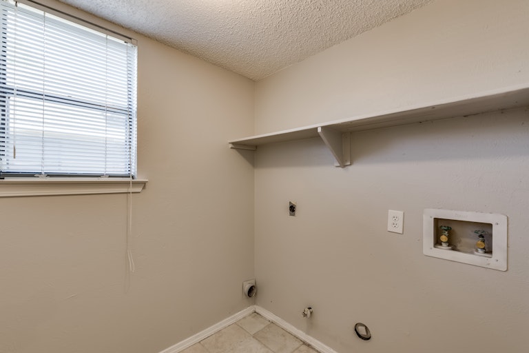Photo 25 of 28 - 3917 Lois Cir, Rowlett, TX 75088