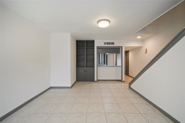 Photo 12 of 24 - 672 S Ripple Creek Dr #672, Houston, TX 77057