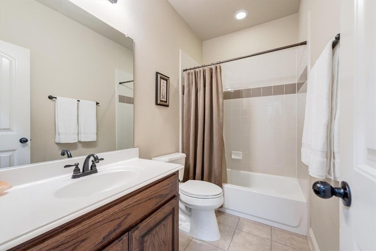 Photo 30 of 40 - 2701 Twinflower Dr, Fort Worth, TX 76244