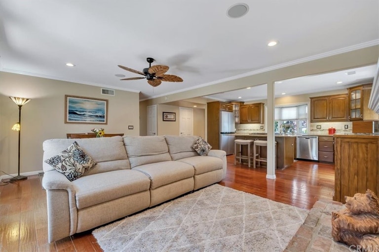 Photo 9 of 28 - 8301 Friesland Dr, Huntington Beach, CA 92647