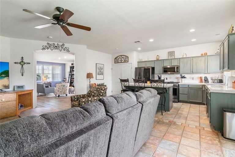 Photo 13 of 39 - 2077 Saint Emilion Ln, San Jacinto, CA 92583