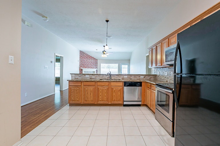 Photo 8 of 26 - 3839 Canton Dr, Pearland, TX 77584