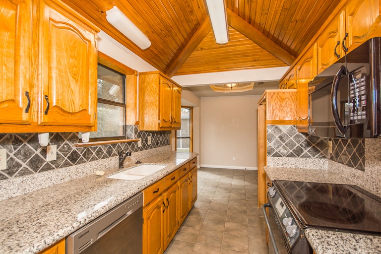 Photo 7 of 30 - 3813 Bond St, Rowlett, TX 75088
