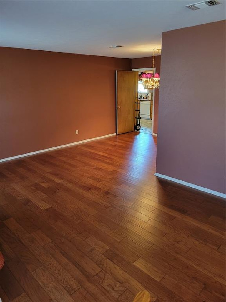 Photo 6 of 16 - 1901 Silver Leaf Dr, Pantego, TX 76013