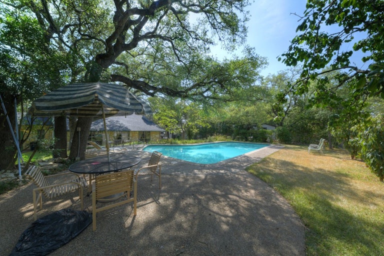 Photo 2 of 24 - 6 Mission Dr, New Braunfels, TX 78130