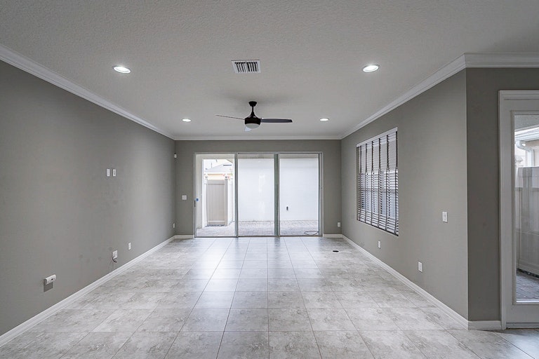 Photo 5 of 28 - 15554 Gwinnett Dr, Winter Garden, FL 34787
