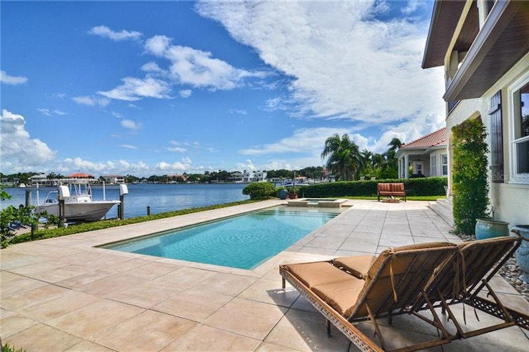Photo 25 of 25 - 329 Bayview Dr NE, Saint Petersburg, FL 33704