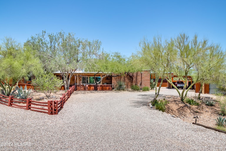 Photo 1 of 31 - 2515 N Rising Star Trl, Tucson, AZ 85745