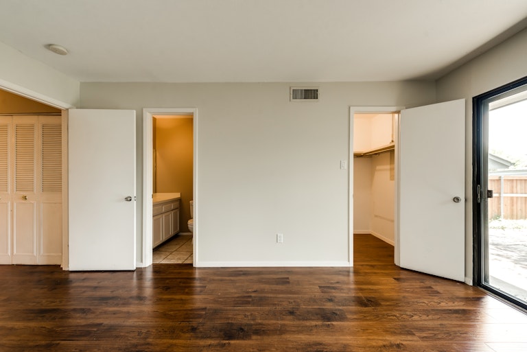 Photo 27 of 32 - 13740 Flagstone Ln, Dallas, TX 75240