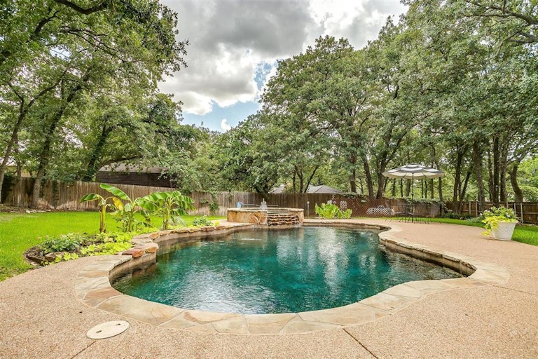 Photo 34 of 40 - 312 Emerald Ct, Burleson, TX 76028