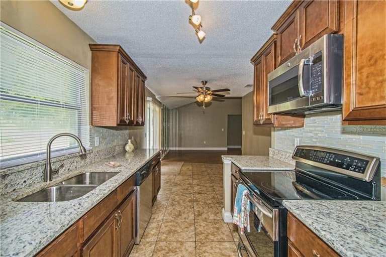 Photo 17 of 25 - 6232 Doe Cir W, Lakeland, FL 33809