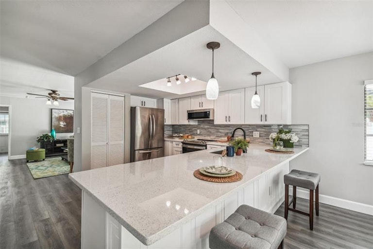 Photo 15 of 42 - 8010 Diagonal Rd N, Saint Petersburg, FL 33702