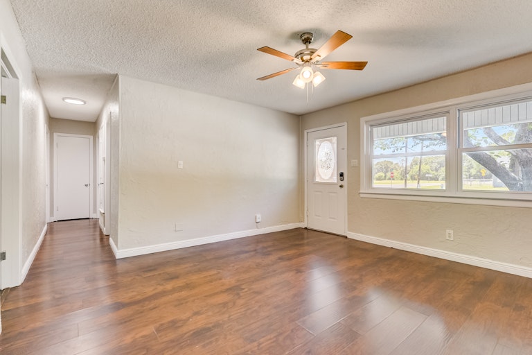 Photo 23 of 32 - 509 S Main St, Crandall, TX 75114