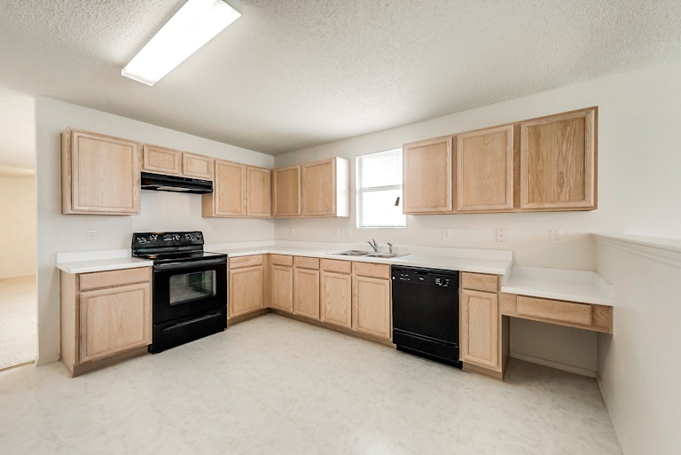 Photo 3 of 26 - 1945 Ramada Trl, Justin, TX 76247